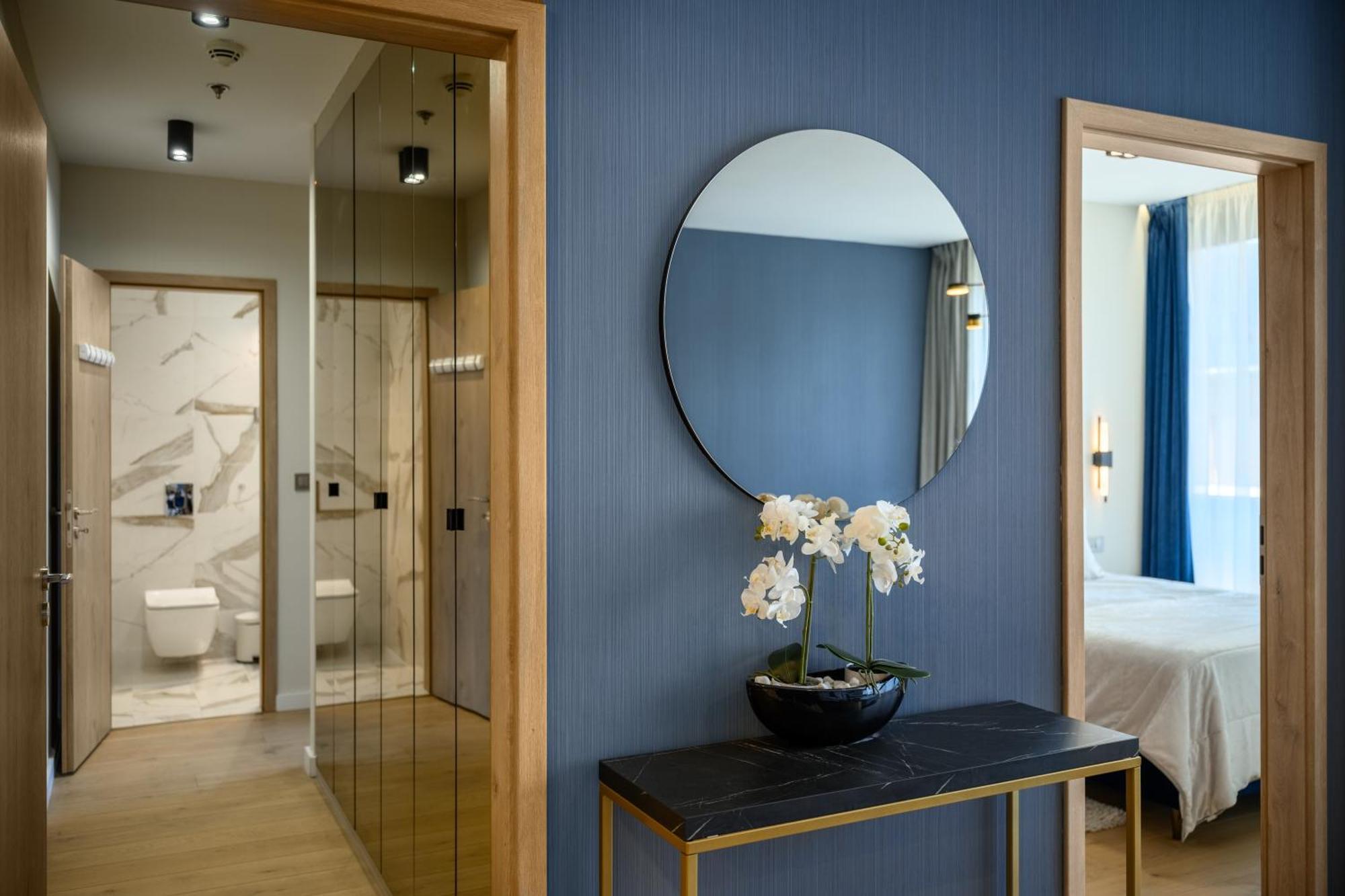Emerald Downtown Luxury Suites By Continental Group — Photos 1