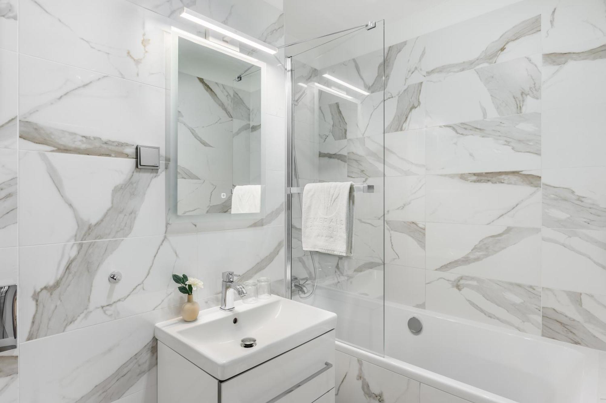 Emerald Downtown Luxury Suites By Continental Group — Photos 2